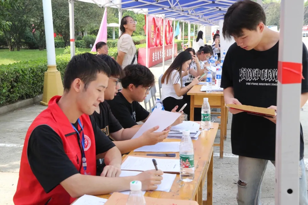華翔學(xué)院新生報(bào)到，迎新啦！